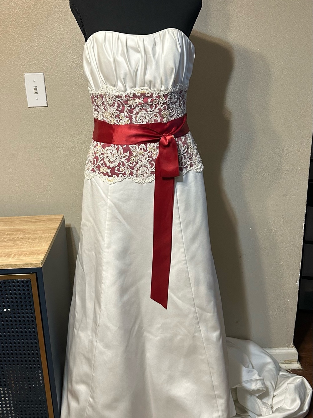 Maggie Sottero Memories J1086 Wedding Dress Size 10 Ivory Ruby Corset Train